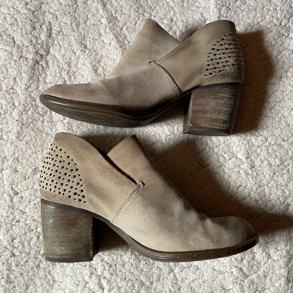 Naya Women’s Valerie Studded Suede Ankle
Booties Tan / Silver Studs Size 7
